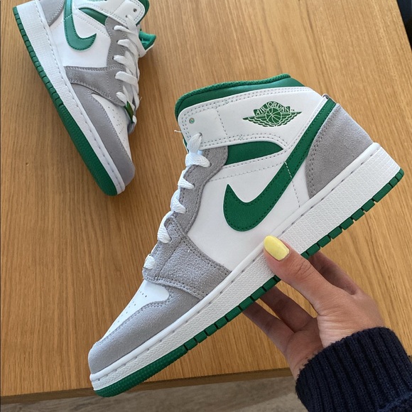 Jordan 1 Mid - Pine Green Smoke Grey / 8 Women - Picture 5 of 7